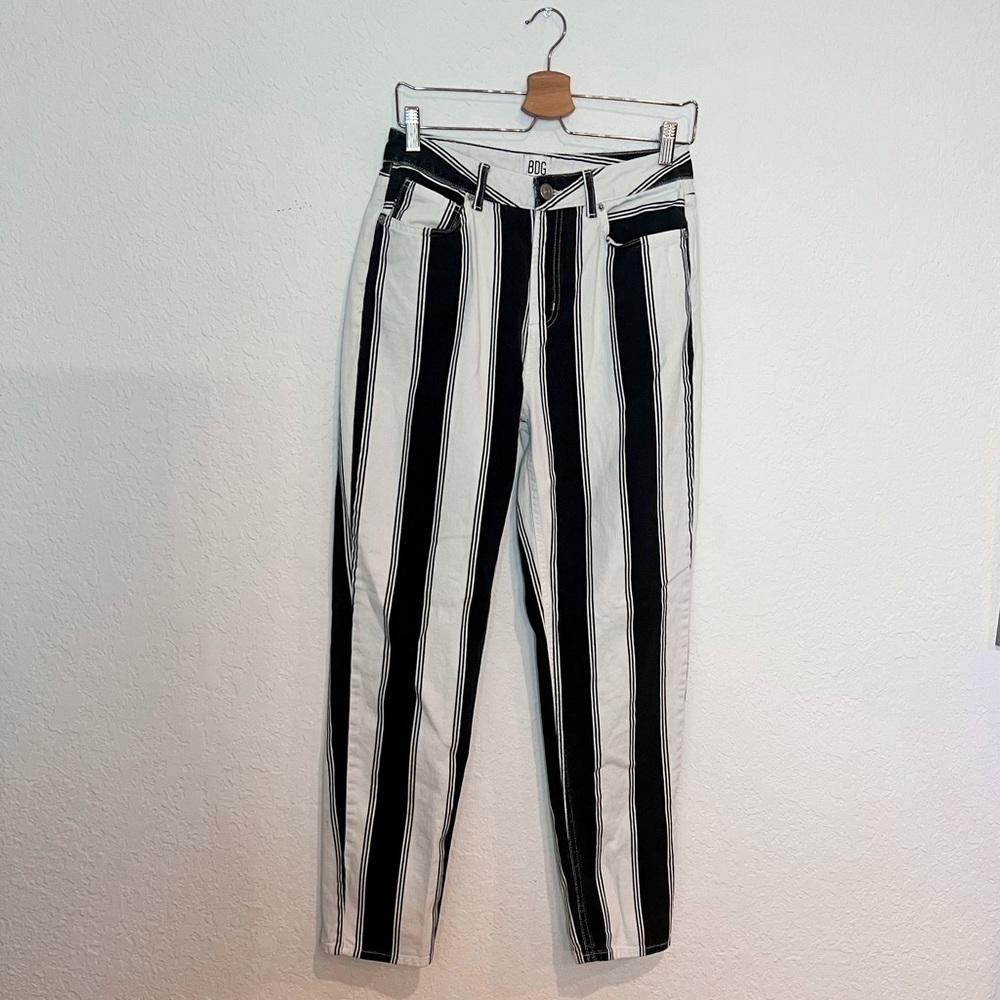 Urban Outfitters Mom High Waisted Tapered Leg Jeans - Picture 4 of 12